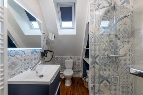 une salle de bain avec un lavabo et des toilettes dans l'établissement Les 3 Hirondelles - Maison avec grand jardin, à Bracquemont
