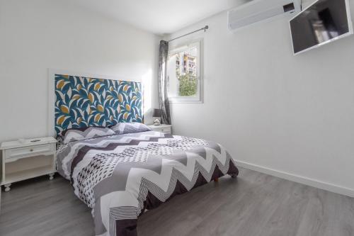 une chambre avec un lit et une fenêtre dans l'établissement Le Petra - Appt climatisé proche de la plage, à Ajaccio