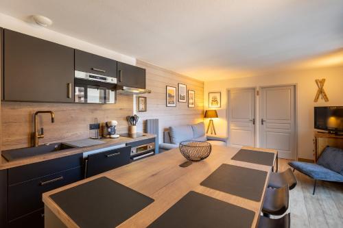 - une cuisine avec une table en bois dans une chambre dans l'établissement Le Capcir - Station de ski accessible à pied, aux Angles