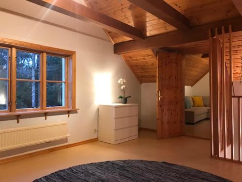 um quarto com um quarto com uma cama e janelas em schwedischer Waldhof -Marie- in einsamer Lage em Amal