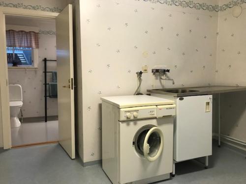 a kitchen with a washing machine and a sink at schwedischer Waldhof -Marie- in einsamer Lage in Åmål