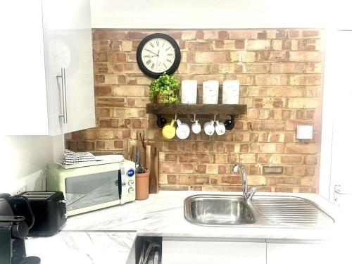 Küche/Küchenzeile in der Unterkunft Great Studio near Airport - SUPER HOST 2 YEARS RUNNING!