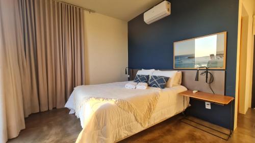 una camera da letto con un comodino sopra di @morro.redondo - A casa no Lago e na Serra a CÃ¡ssia