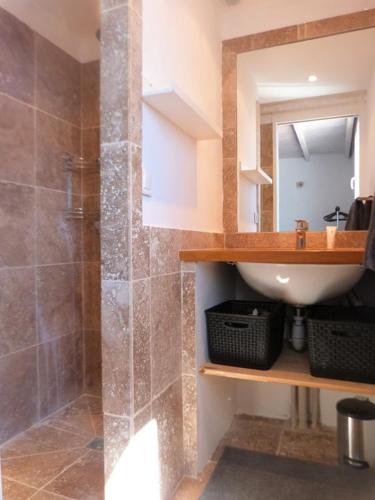 une salle de bain avec un lavabo et un miroir dans l'établissement GASJOU - Golfe de St-Tropez - Gassin - Mazet pour 6 personnes dans domaine avec piscine et tennis, à Gassin