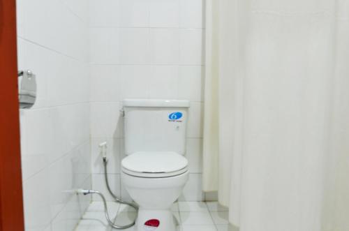 a bathroom with a white toilet in a stall at Heimat Garden in Ban Lo Pa Ret