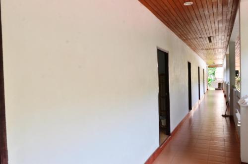 a hallway of a house with a wooden ceiling at Heimat Garden in Ban Lo Pa Ret