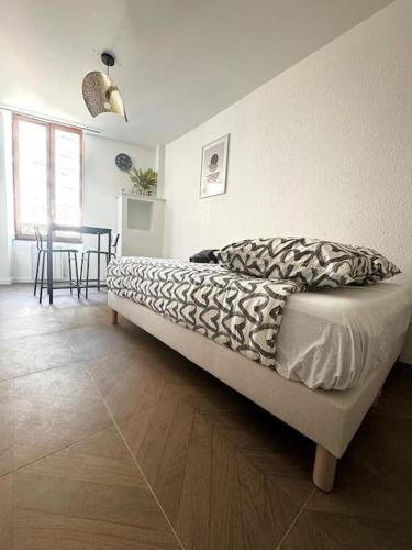 une chambre avec un lit et une salle à manger avec une table dans l'établissement Très grand studio à deux pas de la place de Jaude Puits Artesien, à Clermont-Ferrand
