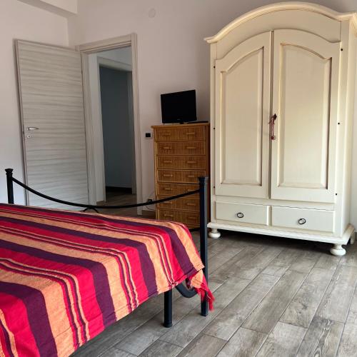 una camera con letto e cassettiera di Appartamenti in Villa a Pulsano