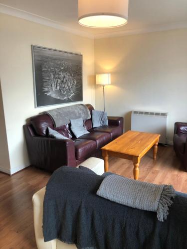 un soggiorno con divano e tavolo di Connolly Private Guest House a Dublino