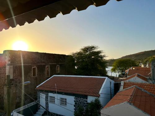 una vista desde un edificio con la puesta de sol en el fondo en Cidade Velha - Cathedral view - 1Bdr Apart - 1, en Cidade Velha