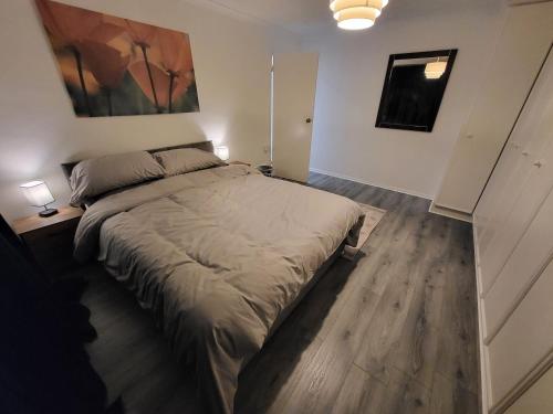 Ένα ή περισσότερα κρεβάτια σε δωμάτιο στο Cosy 2 Bedroom flat in Grays