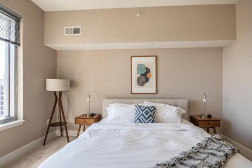 een slaapkamer met een wit bed en een raam bij Reston 2br w pool gym nr dining drinks WDC-830 in Reston