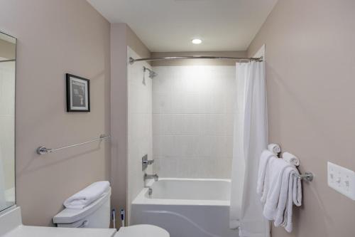 een witte badkamer met toilet en douche bij Reston 2br w pool gym nr dining drinks WDC-830 in Reston