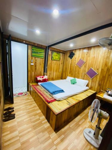 a room with a bed in a boat at Homestay Chinh Bi in Yên Bái