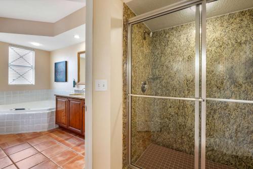 La salle de bains est pourvue d'une douche et d'une baignoire. dans l'établissement Hilton Vacation Club Grande Villas Orlando, à Orlando