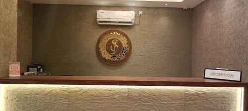 布巴內斯瓦爾的住宿－Hotel Stalwart Jajati，床上墙上的标牌