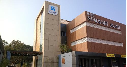 un bâtiment avec un panneau pour un centre commercial étoilé dans l'établissement Hotel Stalwart Jajati, à Bhubaneswar