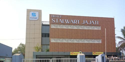 ein Hotel-Shahmut-Jade-Schild an der Seite eines Gebäudes in der Unterkunft Hotel Stalwart Jajati in Bhubaneshwar