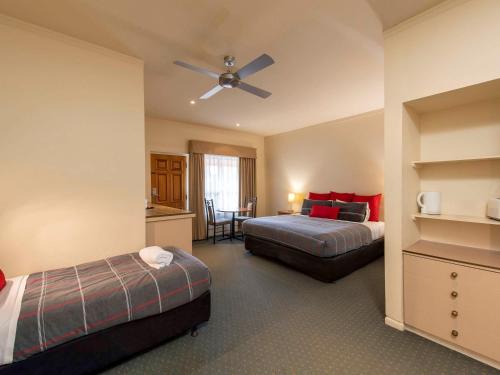 um quarto de hotel com 2 camas e uma ventoinha de tecto em Breakfree Port Pirie em Port Pirie