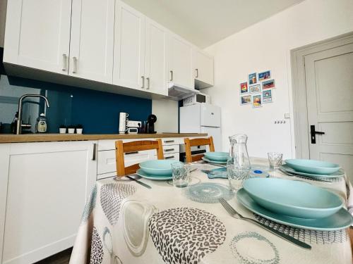Kuchyňa alebo kuchynka v ubytovaní Appartement rénové dans demeure historique - remblai des Sables!