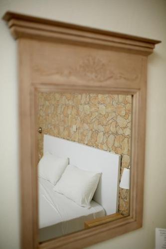 Una cama o camas en una habitación de Aelia