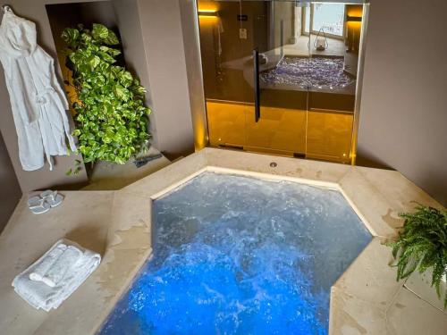 vistas a un baño con ducha y agua azul en DOGANA RESORT en Molfetta