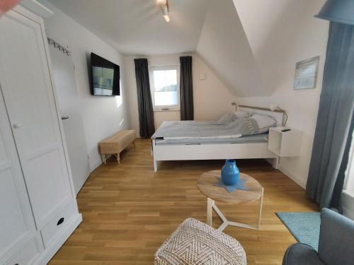 Dormitorio pequeño con cama y mesa en Ferienhaus Deich Frida en Breege