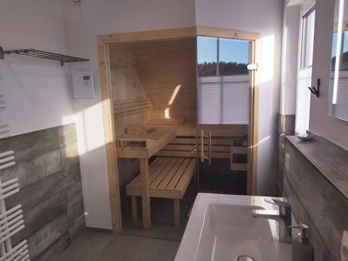 La salle de bains est pourvue d'une douche, de toilettes et d'un lavabo. dans l'établissement Ferienhaus Deich Frida, à Breege