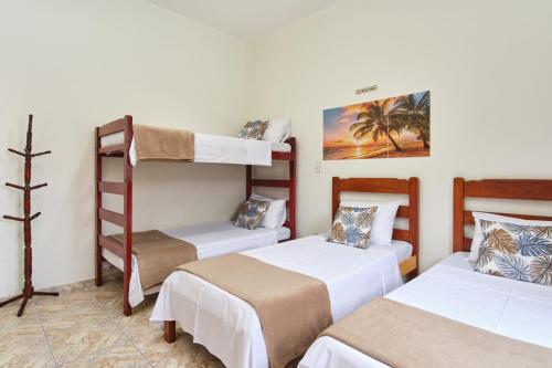 a room with two bunk beds and a ladder at Suítes VerdeMar Pereque-Açu in Ubatuba