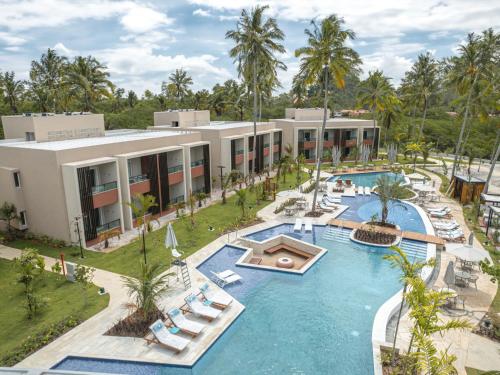 Japaratinga Lounge Resort - All Inclusive في جاباراتينغا: اطلالة جوية على منتجع مع مسبح