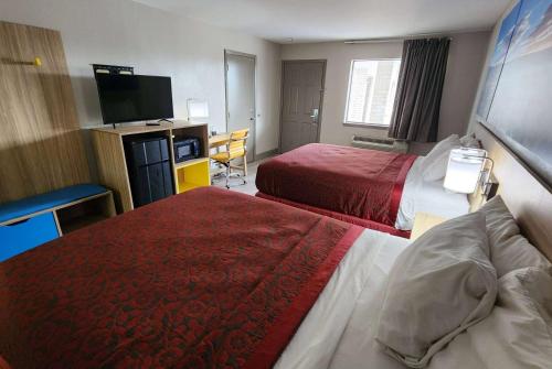 een hotelkamer met 2 bedden en een flatscreen-tv bij Days Inn Windcrest by Wyndham San Antonio in San Antonio