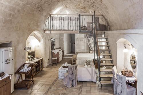 um quarto com uma cama e uma escada num quarto em Il Tempo Ritrovato em Matera