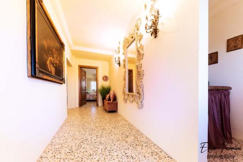 um corredor com uma parede branca e um espelho em Camere 4 stagioni Agriturismo Vialto em Forcoli