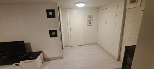 Μια τηλεόραση ή/και κέντρο ψυχαγωγίας στο room in a furnished apartment