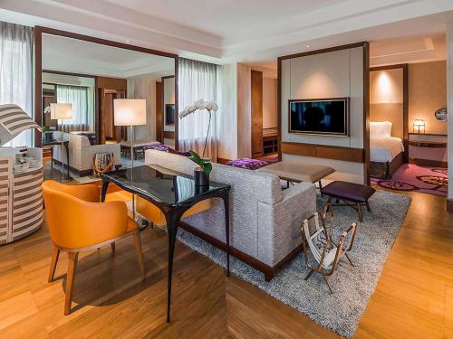 Sofitel Singapore Sentosa Resort & Spa في سنغافورة: غرفة معيشة مع أريكة وطاولة