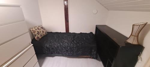 Ένα ή περισσότερα κρεβάτια σε δωμάτιο στο room in a furnished apartment