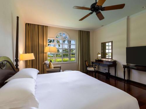 Postel nebo postele na pokoji v ubytování Sofitel Krabi Phokeethra Golf and Spa Resort
