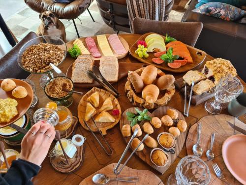 uma mesa com vários tipos diferentes de alimentos em Refúgio dos Coiotes em Cambará