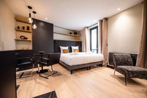 une chambre avec un lit, un bureau et une chaise dans l'établissement Lovely Home - LOUVRE MUSEUM, à Paris