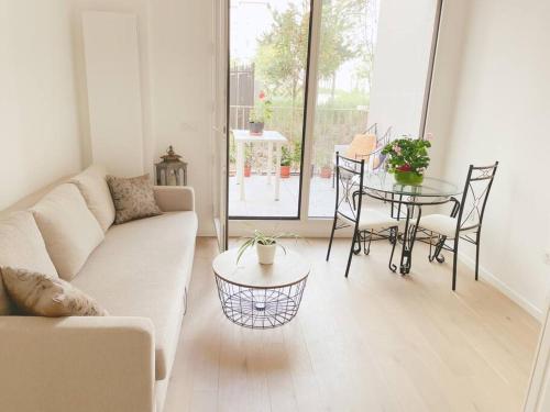 un salon avec un canapé et une table dans l'établissement Superbe F3 calme-15 min deParis, à Clichy