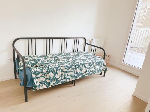 - un lit dans une chambre avec couverture dans l'établissement Superbe F3 calme-15 min deParis, à Clichy