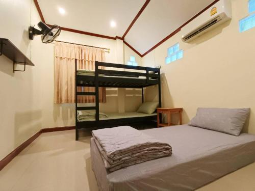 - une chambre avec des lits superposés dans l'établissement Forever House, à Ko Muk