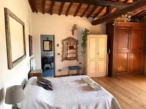 una camera con un grande letto di Farmhouse with pool in the Chianti a Montefiridolfi