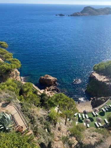 een luchtzicht op een strand met stoelen en de oceaan bij White Cap Sa Sal in Girona