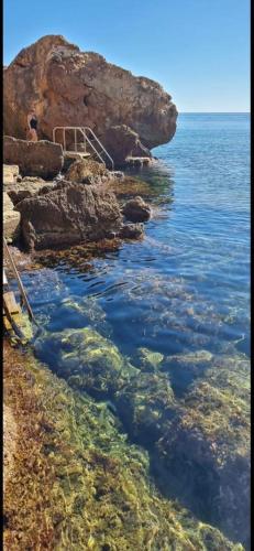 een trap op de rotsen bij het water bij White Cap Sa Sal in Girona