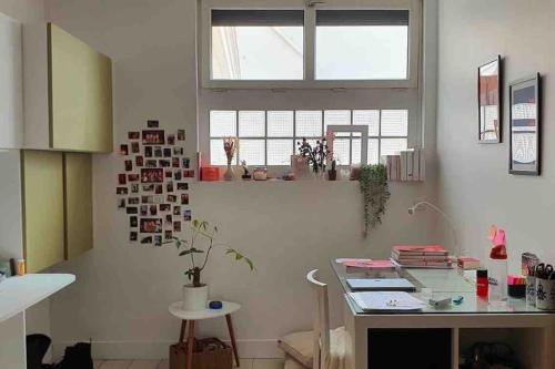 - une cuisine avec une table et une fenêtre dans une chambre dans l'établissement Triplex de luxe 200m2, 5 ch/10-12 personnes., à Boulogne-Billancourt