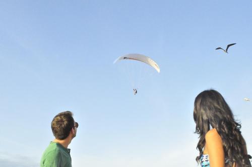 a man and a woman looking at a kite in the sky at Valdivia Suites in Crucita