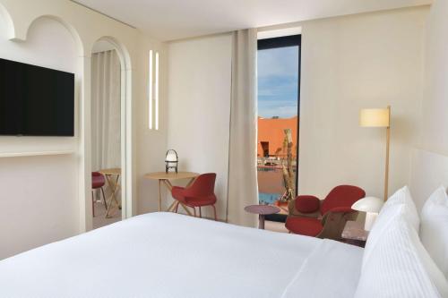 Una cama o camas en una habitación de Doubletree By Hilton Ben Guerir Hotel & Residences