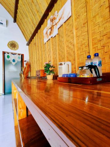 a counter in a room with a wooden counter top at Meket Bungalows in Nusa Penida