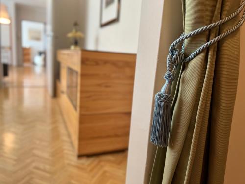 uma corda amarrada a uma parede com uma cómoda num quarto em Der Landsitz em Klagenfurt